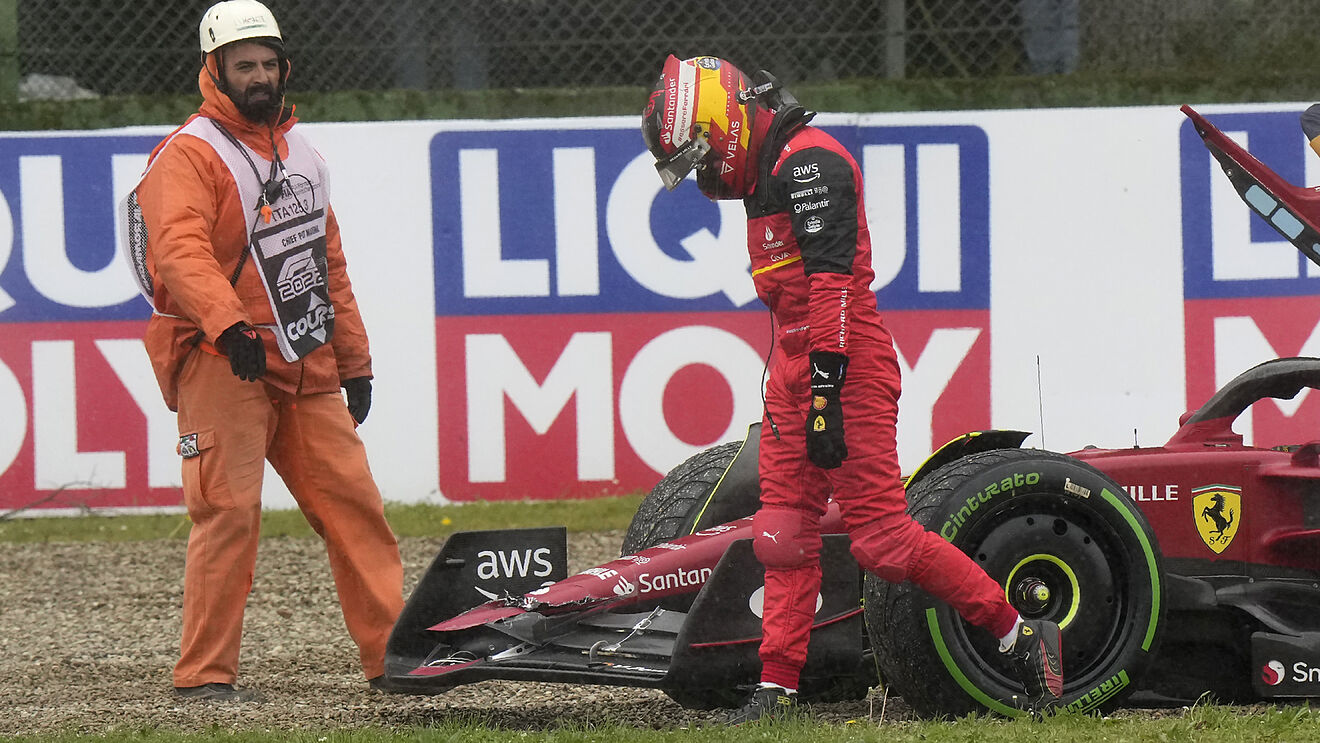 carlos sainz sale de su monoplaza lamentandose